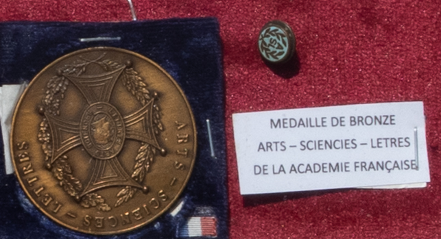 ΩLuis Navarro and the Bronze Medal of “Arts, Sciences, Lettres” (1984)