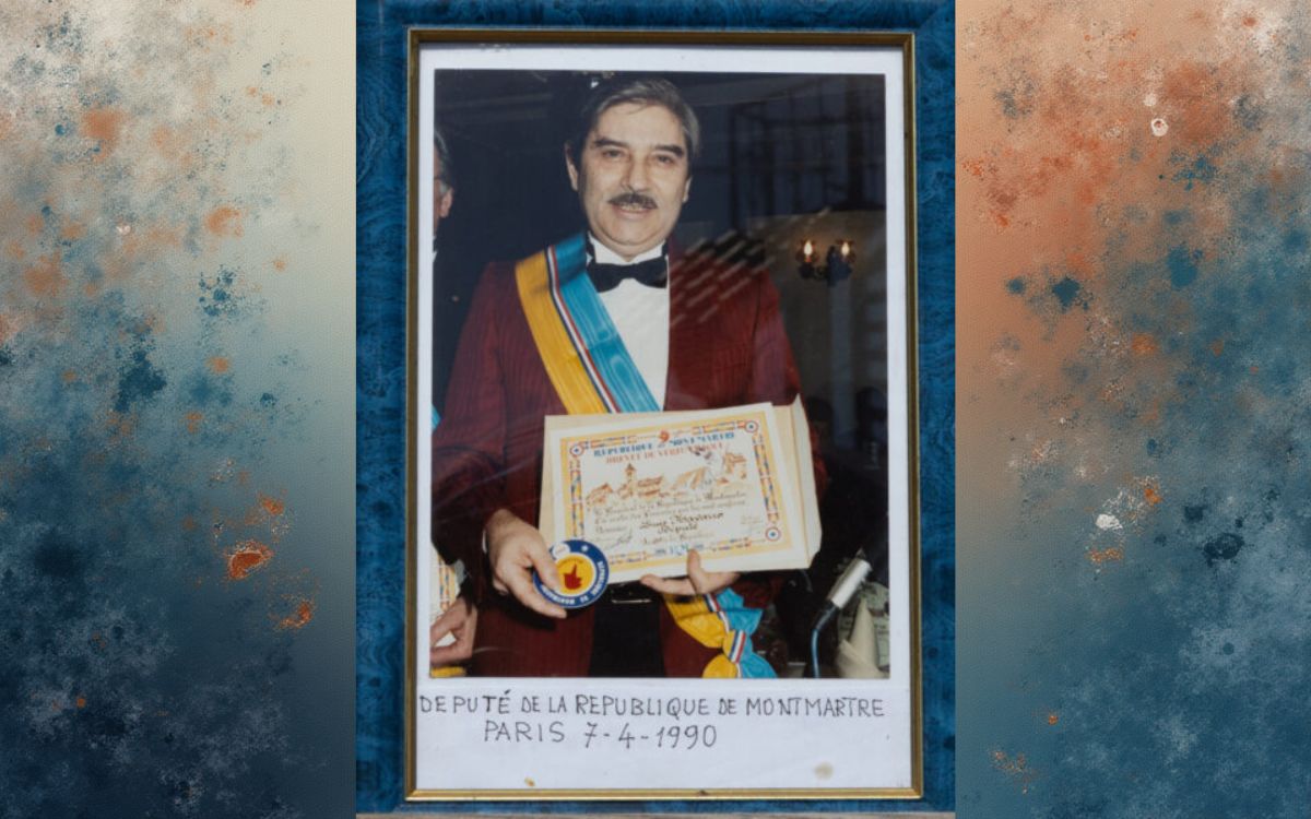 Foto del artista Luis Navarro Buñuel junto a uno de sus reconocimientos