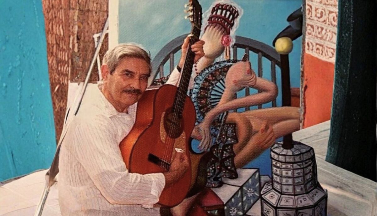 Retrato del artista Luis Navarro Buñuel con guitarra junto a una de sus obras